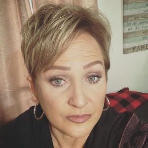 Meet your Posher, Debbie